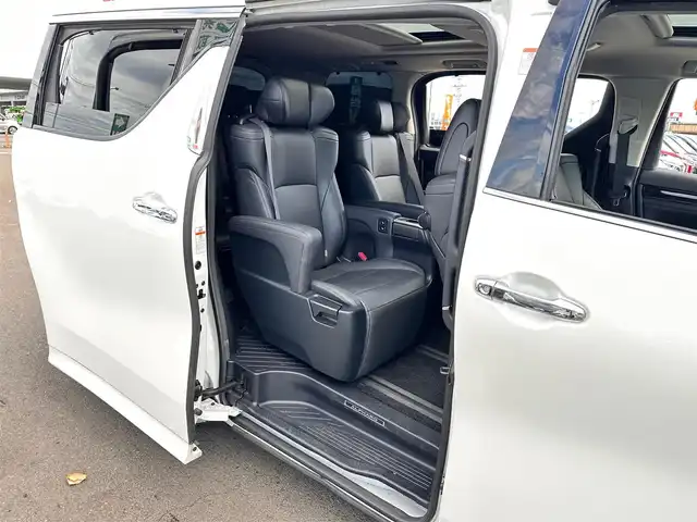 トヨタ アルファード S Cパッケージ 宮城県 2022(令4)年 5.2万km ホワイトパールクリスタルシャイン ツインムーンルーフ/＝＝＝/モデリスタフロントスポイラー/セーフティセンス/・プリクラッシュセーフティ/・レーントレーシングアシスト/・アダプティブハイビームシステム/・ロードサインアシスト/・レーダークルーズコントロール（全車速追従機能付）/パーキングサポートブレーキ（前後方静止物）/純正12インチフリップダウンモニター/9インチディスプレイオーディオ/・ナビ付/・CD/DVDデッキ/・Bluetooth/・フルセグTV/・AppleCarPlay/AndroidAuto/バックカメラ/ビルトインETC2.0/ドライブレコーダー/AC100V/100Wアクセサリーコンセント/パワーバックドア/両側パワースライドドア/ブラック合皮シート/パワーシート（運転席メモリー機能付）/シートヒーター/ベンチレーション/ステアヒーター/ウッドコンビステアリング/電動パーキングブレーキ/ブレーキホールド/3眼LEDヘッドランプ/フォグランプ/オートライト/スマートキー2本/純正18インチAW/純正フロアマット/W/サイド/カーテンエアバッグ