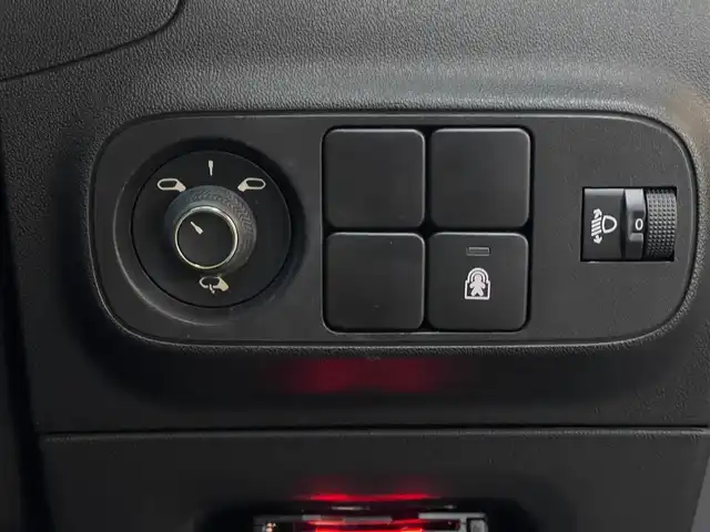 シトロエン シトロエン Ｃ３ フィール 山梨県 2021(令3)年 3万km ベージュ 後期　/Ａカープレイ　　/Ｂソナー　/ＬＥＤ　/ディスプレイオーディオ　/Ａライト　/Ａハイビーム　/ＬＤＷ　/衝突軽減Ｂ　/クルコン　/ＥＴＣ　/前後ドラレコ　/スマートキー
