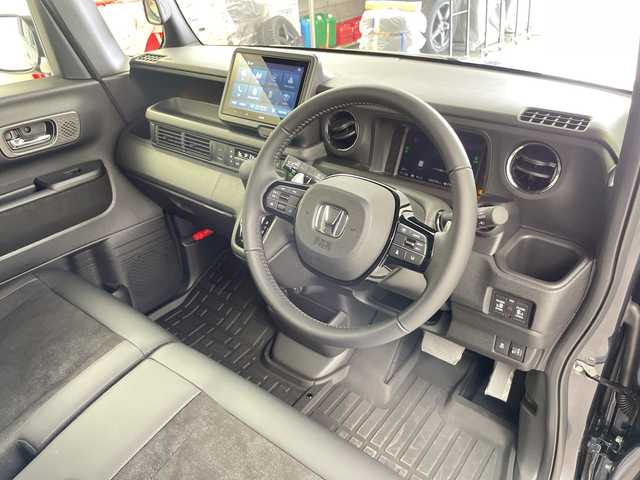 ホンダ Ｎ ＢＯＸ カスタム ターボ 道央・札幌 2025(令7)年 0.1万km メテオロイドグレーメタリック ・４WD  /  ホンダセンシング/・8インチ純正ディスプレイオーディオ/・BT.USB.AppleCarPlay.AndroidAuto/・バックカメラ/・両側パワースライドドア/・ハーフレザーシート/前席シートヒーター/・革巻きステアリング/・パーキングブレーキスイッチ/・ブレーキホールド/・LEDヘッドライト/・オートライト/オートマチックハイビーム/・プッシュスタート/スマートキー/・電動格納ミラー/オートリトラミラー