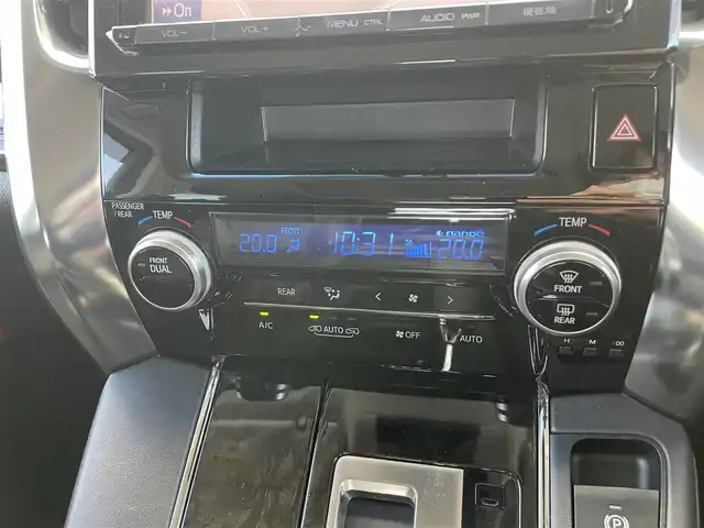 トヨタ ヴェルファイア Z Gエディション 千葉県 2016(平28)年 11.1万km ホワイトパールクリスタルシャイン ユーザー買取車両/純正フリップダウンモニター/純正9インチナビ/・フルセグ/BT/DVD/CD/バックカメラ/ステアリングスイッチ/MTモード/クルーズコントロール/両側パワースライドドア/ハーフレザーシート/パワーシート(D/N席)/D席3メモリシート/ステアリングヒーター/LEDヘッドライト/オートライト/フォグライト/スマートキー/プッシュスタート/純正フロアマット/純正18インチAW