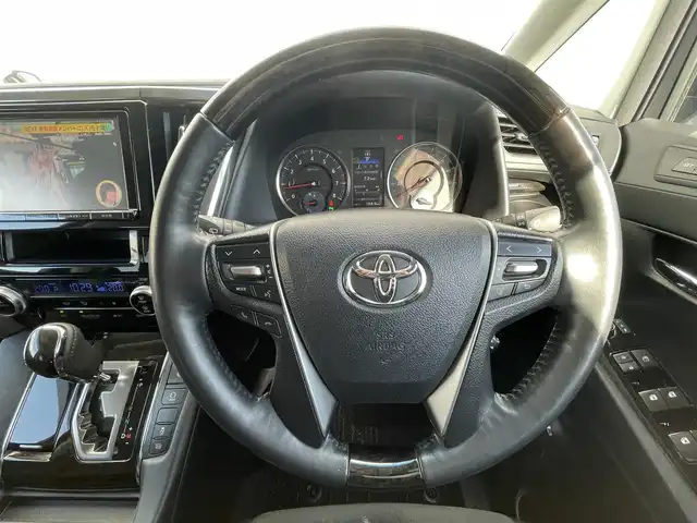 トヨタ ヴェルファイア Z Gエディション 千葉県 2016(平28)年 11.1万km ホワイトパールクリスタルシャイン ユーザー買取車両/純正フリップダウンモニター/純正9インチナビ/・フルセグ/BT/DVD/CD/バックカメラ/ステアリングスイッチ/MTモード/クルーズコントロール/両側パワースライドドア/ハーフレザーシート/パワーシート(D/N席)/D席3メモリシート/ステアリングヒーター/LEDヘッドライト/オートライト/フォグライト/スマートキー/プッシュスタート/純正フロアマット/純正18インチAW