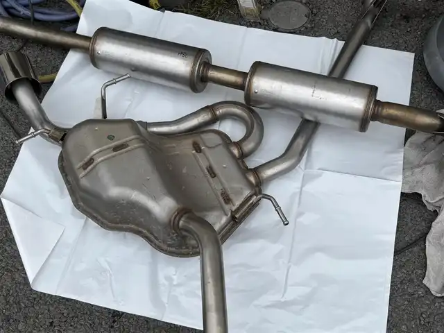 スズキ スイフト スポーツ 茨城県 2019(令1)年 7万km ピュアホワイトP 純正ナビ/(CD/DVD/TV/Bluetooth)/SilkBlazeスポイラー/サブウーファー（ts-wx610a）/スロットルコントローラー（pivot 3-drive pro）/ターボ計（DF19502)/レーダー探知機（AR-W55GA）/社外マフラー（ROSSO MODELLO）/室内LEDライト/xiangshangボンネットダンパー/パドルシフト/全方位カメラ/レーダークルーズコントロール/前後ドライブレコーダー/シートヒーター/レーンキープアシスト/スペアキー/衝突被害軽減ブレーキ/純正17インチアルミホイール