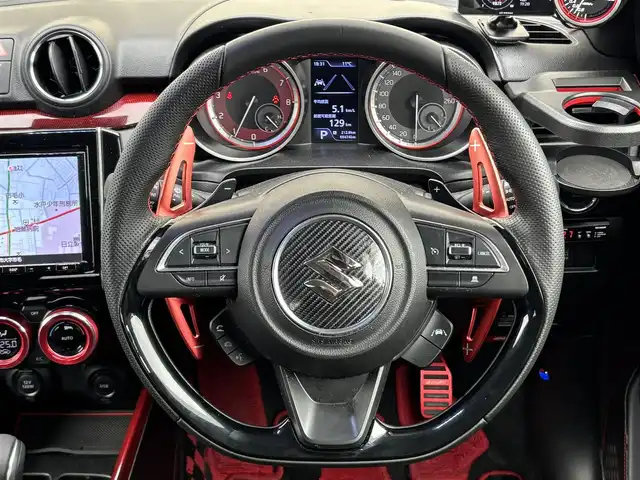 スズキ スイフト スポーツ 茨城県 2019(令1)年 7万km ピュアホワイトP 純正ナビ/(CD/DVD/TV/Bluetooth)/SilkBlazeスポイラー/サブウーファー（ts-wx610a）/スロットルコントローラー（pivot 3-drive pro）/ターボ計（DF19502)/レーダー探知機（AR-W55GA）/社外マフラー（ROSSO MODELLO）/室内LEDライト/xiangshangボンネットダンパー/パドルシフト/全方位カメラ/レーダークルーズコントロール/前後ドライブレコーダー/シートヒーター/レーンキープアシスト/スペアキー/衝突被害軽減ブレーキ/純正17インチアルミホイール