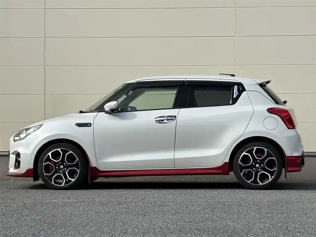 スズキ スイフト スポーツ 茨城県 2019(令1)年 7万km ピュアホワイトP 純正ナビ/(CD/DVD/TV/Bluetooth)/SilkBlazeスポイラー/サブウーファー（ts-wx610a）/スロットルコントローラー（pivot 3-drive pro）/ターボ計（DF19502)/レーダー探知機（AR-W55GA）/社外マフラー（ROSSO MODELLO）/室内LEDライト/xiangshangボンネットダンパー/パドルシフト/全方位カメラ/レーダークルーズコントロール/前後ドライブレコーダー/シートヒーター/レーンキープアシスト/スペアキー/衝突被害軽減ブレーキ/純正17インチアルミホイール