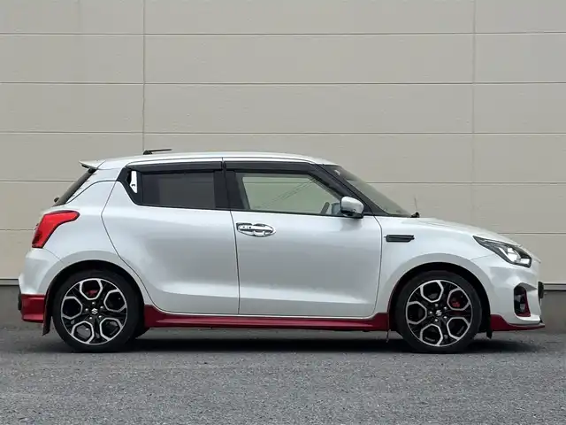 スズキ スイフト スポーツ 茨城県 2019(令1)年 7万km ピュアホワイトP 純正ナビ/(CD/DVD/TV/Bluetooth)/SilkBlazeスポイラー/サブウーファー（ts-wx610a）/スロットルコントローラー（pivot 3-drive pro）/ターボ計（DF19502)/レーダー探知機（AR-W55GA）/社外マフラー（ROSSO MODELLO）/室内LEDライト/xiangshangボンネットダンパー/パドルシフト/全方位カメラ/レーダークルーズコントロール/前後ドライブレコーダー/シートヒーター/レーンキープアシスト/スペアキー/衝突被害軽減ブレーキ/純正17インチアルミホイール