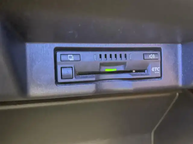 トヨタ ハリアー プレミアム 富山県 2017(平29)年 5.5万km ブラック 純正9型ナビ（AM/FM/DVD/BT/フルセグ）/バックカメラ/ビルトインETC/ハーフレザーシート/D席パワーシート/衝突被害軽減システム/クルーズコントロール/レーンキープアシスト/横滑り防止装置/アイドリングストップ/オートLEDライト/オートマチックハイビーム/フォグライト/純正アルミホイール/純正フロアマット/ウッドコンビステアリング/ステアリングスイッチ/スマートキー