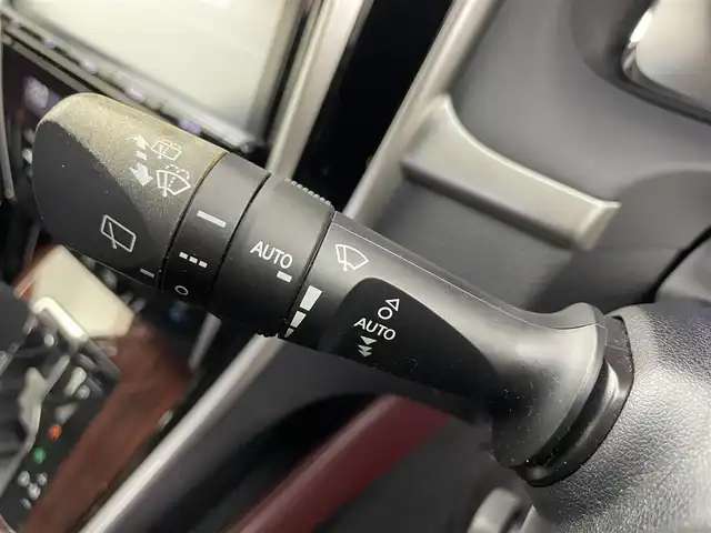 トヨタ ハリアー プレミアム 富山県 2017(平29)年 5.5万km ブラック 純正9型ナビ（AM/FM/DVD/BT/フルセグ）/バックカメラ/ビルトインETC/ハーフレザーシート/D席パワーシート/衝突被害軽減システム/クルーズコントロール/レーンキープアシスト/横滑り防止装置/アイドリングストップ/オートLEDライト/オートマチックハイビーム/フォグライト/純正アルミホイール/純正フロアマット/ウッドコンビステアリング/ステアリングスイッチ/スマートキー