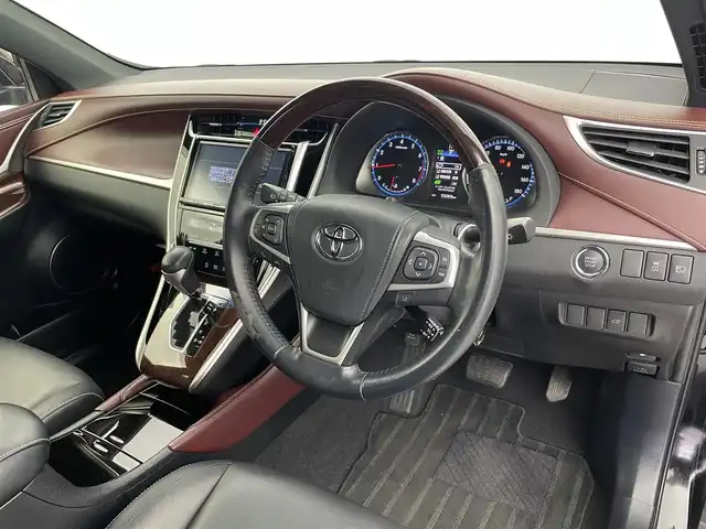 トヨタ ハリアー プレミアム 富山県 2017(平29)年 5.5万km ブラック 純正9型ナビ（AM/FM/DVD/BT/フルセグ）/バックカメラ/ビルトインETC/ハーフレザーシート/D席パワーシート/衝突被害軽減システム/クルーズコントロール/レーンキープアシスト/横滑り防止装置/アイドリングストップ/オートLEDライト/オートマチックハイビーム/フォグライト/純正アルミホイール/純正フロアマット/ウッドコンビステアリング/ステアリングスイッチ/スマートキー