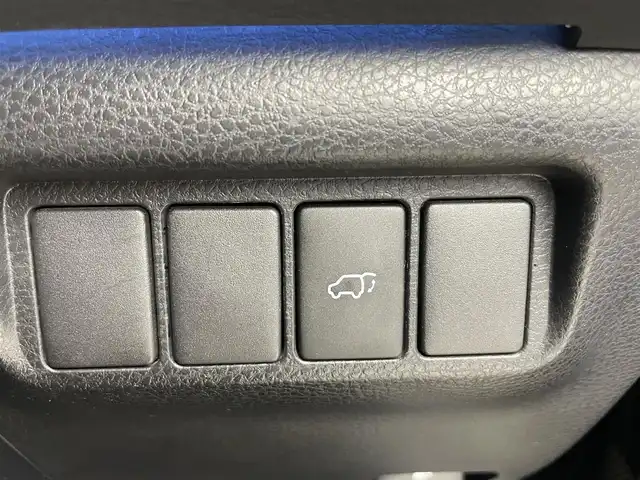 トヨタ ハリアー プレミアム 富山県 2017(平29)年 5.5万km ブラック 純正9型ナビ（AM/FM/DVD/BT/フルセグ）/バックカメラ/ビルトインETC/ハーフレザーシート/D席パワーシート/衝突被害軽減システム/クルーズコントロール/レーンキープアシスト/横滑り防止装置/アイドリングストップ/オートLEDライト/オートマチックハイビーム/フォグライト/純正アルミホイール/純正フロアマット/ウッドコンビステアリング/ステアリングスイッチ/スマートキー