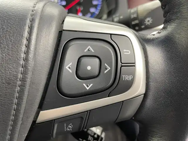 トヨタ ハリアー プレミアム 富山県 2017(平29)年 5.5万km ブラック 純正9型ナビ（AM/FM/DVD/BT/フルセグ）/バックカメラ/ビルトインETC/ハーフレザーシート/D席パワーシート/衝突被害軽減システム/クルーズコントロール/レーンキープアシスト/横滑り防止装置/アイドリングストップ/オートLEDライト/オートマチックハイビーム/フォグライト/純正アルミホイール/純正フロアマット/ウッドコンビステアリング/ステアリングスイッチ/スマートキー