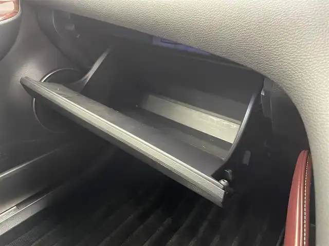 トヨタ ハリアー プレミアム 富山県 2017(平29)年 5.5万km ブラック 純正9型ナビ（AM/FM/DVD/BT/フルセグ）/バックカメラ/ビルトインETC/ハーフレザーシート/D席パワーシート/衝突被害軽減システム/クルーズコントロール/レーンキープアシスト/横滑り防止装置/アイドリングストップ/オートLEDライト/オートマチックハイビーム/フォグライト/純正アルミホイール/純正フロアマット/ウッドコンビステアリング/ステアリングスイッチ/スマートキー