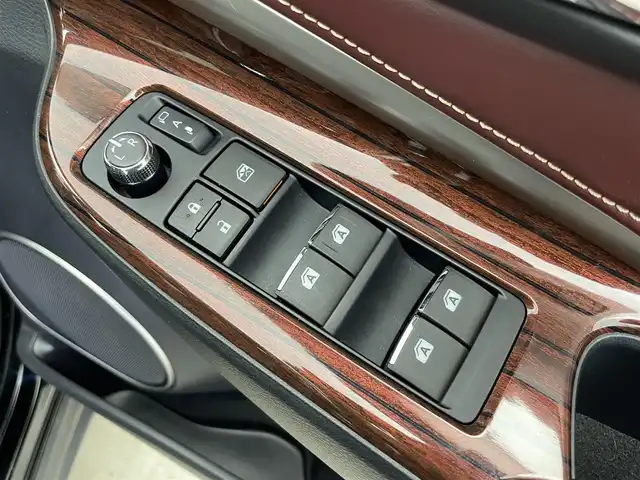 トヨタ ハリアー プレミアム 富山県 2017(平29)年 5.5万km ブラック 純正9型ナビ（AM/FM/DVD/BT/フルセグ）/バックカメラ/ビルトインETC/ハーフレザーシート/D席パワーシート/衝突被害軽減システム/クルーズコントロール/レーンキープアシスト/横滑り防止装置/アイドリングストップ/オートLEDライト/オートマチックハイビーム/フォグライト/純正アルミホイール/純正フロアマット/ウッドコンビステアリング/ステアリングスイッチ/スマートキー