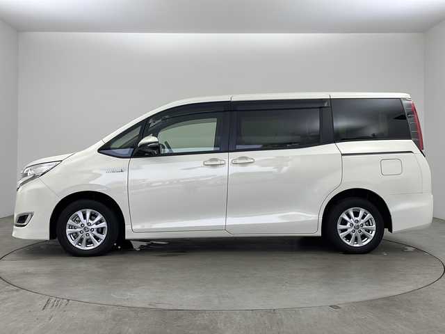 トヨタ ノア ハイブリッド G 兵庫県 2020(令2)年 0.6万km ラグジュアリーホワイトパールクリスタルシャインガラスフレーク ・純正10インチナビ＆TV＆BT＆DVD＆SD/・バックカメラ/・両側パワースライドドア/・トヨタセーフティセンス/・プリクラッシュセーフティ/・レーンディパーチャーアラート/・クルーズコントロール/・クリアランスソナー/・オートマチックハイビーム/・スマートキー/・プッシュスタート/・ビルトインETC/・前後ドライブレコーダー/・前席シートヒーター/・リアヒーター/・LEDライト/・フォグ/・オートライト/・フロアマット