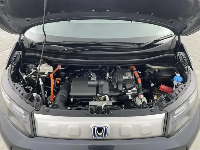 ホンダ フリード ハイブリット e:HEV クロスター 大分県 2025(令7)年 0.1千km メテオロイドグレーメタリック 登録済未使用車/純正ナビ/（Bluetooth/フルセグTV/AM/FM）/バックカメラ/ホンダセンシング/●衝突軽減ブレーキ（CMBS）/●先行車発進お知らせ機能/●路外逸脱抑制機能/●標識認識機能/●渋滞追従機能付アダプティブクルーズコントロール（ACC）/●車線維持支援システム（LKAS）/●誤発進抑制/●オートハイビーム/純正15インチAW/ハーフレザーシート/前席シートヒーター/カーテンエアバック/LEDヘッドライト/両側パワースライドドア/電動パーキングブレーキ/オートブレーキホールド/保証書・取扱説明書