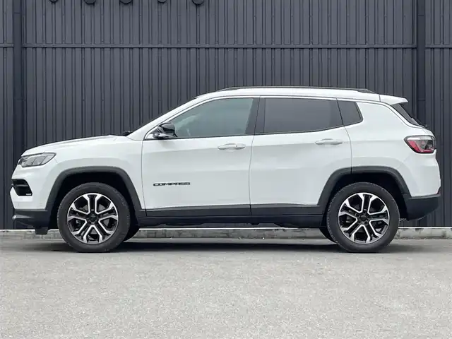 クライスラー・ジープ ジープ コンパス リミテッド 福島県 2022(令4)年 1万km パール ワンオーナー/Alpineプレミアムサウンドシステム/アダプティブクルーズコントロール /ブラインドスポットモニター/アクティブドライビングアシスト/ステアリングヒーター/黒革シート/パワーシート(前席)/メモリ付シート(D席)/シートヒーター(前席)/純正ナビ(BT/USB)/地上デジタルテレビチューナー/AppleCarPlay/360°カメラ/純正18AW/純正ドライブレコーダー(前後)/アイドリングストップ/LEDオートライト/ETC2.0/