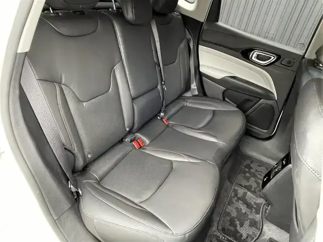 クライスラー・ジープ ジープ コンパス リミテッド 福島県 2022(令4)年 1万km パール ワンオーナー/Alpineプレミアムサウンドシステム/アダプティブクルーズコントロール /ブラインドスポットモニター/アクティブドライビングアシスト/ステアリングヒーター/黒革シート/パワーシート(前席)/メモリ付シート(D席)/シートヒーター(前席)/純正ナビ(BT/USB)/地上デジタルテレビチューナー/AppleCarPlay/360°カメラ/純正18AW/純正ドライブレコーダー(前後)/アイドリングストップ/LEDオートライト/ETC2.0/