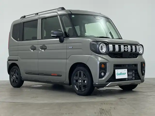 スズキ スペーシア ギア HYBRID XZ 鹿児島県 2024(令6)年 0.1千km モスグレーメタリック 純正ディスプレイオーディオ(ナビ機能付)/フルセグ BT/全方位カメラ/両側パワースライドドア/ヘッドアップディスプレイ/ハンドルヒーター/シートヒーター/USB入力端子/電子パーキング/AUTO HOLD/LEDヘッドライト/AUTOライト/オートマチックハイビーム/カーテンエアバッグ/コーナーセンサー/純正14インチアルミホイール/アイドリングストップ/ETC