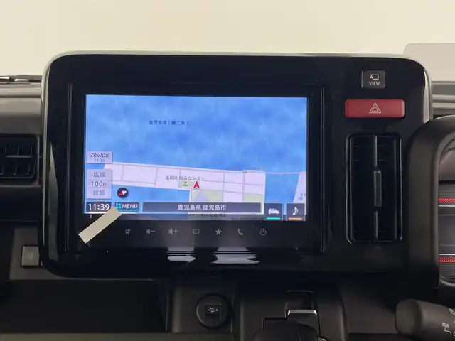 スズキ スペーシア ギア HYBRID XZ 鹿児島県 2024(令6)年 0.1千km モスグレーメタリック 純正ディスプレイオーディオ(ナビ機能付)/フルセグ BT/全方位カメラ/両側パワースライドドア/ヘッドアップディスプレイ/ハンドルヒーター/シートヒーター/USB入力端子/電子パーキング/AUTO HOLD/LEDヘッドライト/AUTOライト/オートマチックハイビーム/カーテンエアバッグ/コーナーセンサー/純正14インチアルミホイール/アイドリングストップ/ETC