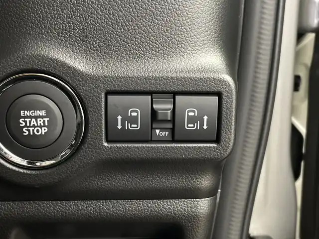 スズキ スペーシア ギア HYBRID XZ 鹿児島県 2024(令6)年 0.1千km モスグレーメタリック 純正ディスプレイオーディオ(ナビ機能付)/フルセグ BT/全方位カメラ/両側パワースライドドア/ヘッドアップディスプレイ/ハンドルヒーター/シートヒーター/USB入力端子/電子パーキング/AUTO HOLD/LEDヘッドライト/AUTOライト/オートマチックハイビーム/カーテンエアバッグ/コーナーセンサー/純正14インチアルミホイール/アイドリングストップ/ETC