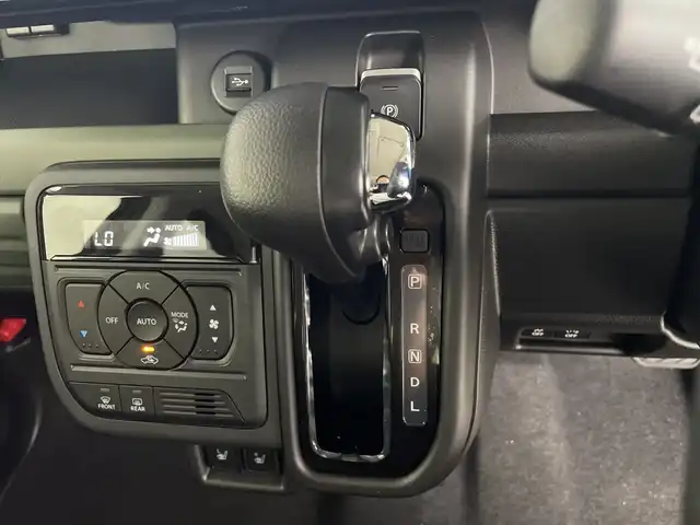 スズキ スペーシア ギア HYBRID XZ 鹿児島県 2024(令6)年 0.1千km モスグレーメタリック 純正ディスプレイオーディオ(ナビ機能付)/フルセグ BT/全方位カメラ/両側パワースライドドア/ヘッドアップディスプレイ/ハンドルヒーター/シートヒーター/USB入力端子/電子パーキング/AUTO HOLD/LEDヘッドライト/AUTOライト/オートマチックハイビーム/カーテンエアバッグ/コーナーセンサー/純正14インチアルミホイール/アイドリングストップ/ETC