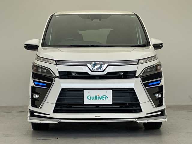 トヨタ ヴォクシー ハイブリッド ZS 煌 愛知県 2018(平30)年 5.1万km ホワイトパールクリスタルシャイン モデリスタエアロ/純正10型ナビ/フリップダウンモニター/両側パワースライドドア/クルーズコントロール/シートヒーター/バックカメラ/純正アルミホイール/LEDヘッドライト/リアオートエアコン/オートマチックハイビーム/ETC/衝突軽減システム/フルセグ/CD DVD/Bluetooth/ステアリングスイッチ/スマートキー/プッシュスタート