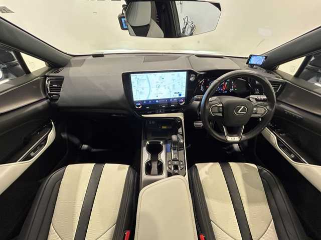 レクサス ＮＸ 350 Fスポーツ 熊本県 2022(令4)年 1.9万km ホワイトノーヴァガラスフレーク パノラマサンルーフ/ブラインドスポットモニター/エアロダイナミクスパッケージ/ハンドルヒーター/パワーバックドア/レザーシート/ETC/オートマチックハイビーム/オートホールド/コーナーセンサー/3眼LEDヘッドライト/パノラミックビューモニター/レーダー探知機/ワイヤレス充電/全方位カメラ/ACC/プッシュスタート/スマートキー/純正ナビ/フルセグテレビ/電動リアゲート/前後ドライブレコーダー/純正フロアマット/ルーフレール/純正アルミホイール/衝突被害軽減システム