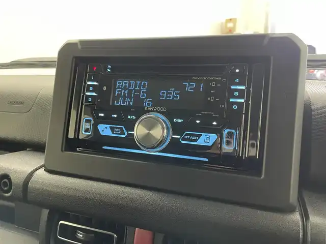 スズキ ジムニー シエラ JC 埼玉県 2023(令5)年 0.8万km ピュアホワイトP 4WD/5MT/社外オーディオ/ CD Bluetooth USB/スズキセーフティーサポート/デュアルセンサーブレーキサポート/レーンキープアシスト/アダプティブクルーズコントロール/先行車発進お知らせ機能/LEDオートライト/ETC