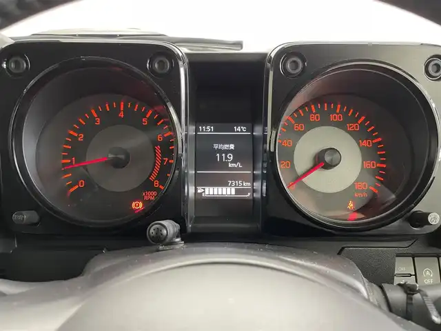 スズキ ジムニー シエラ JC 埼玉県 2023(令5)年 0.8万km ピュアホワイトP 4WD/5MT/社外オーディオ/ CD Bluetooth USB/スズキセーフティーサポート/デュアルセンサーブレーキサポート/レーンキープアシスト/アダプティブクルーズコントロール/先行車発進お知らせ機能/LEDオートライト/ETC