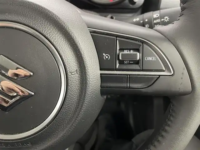 スズキ ジムニー シエラ JC 埼玉県 2023(令5)年 0.8万km ピュアホワイトP 4WD/5MT/社外オーディオ/ CD Bluetooth USB/スズキセーフティーサポート/デュアルセンサーブレーキサポート/レーンキープアシスト/アダプティブクルーズコントロール/先行車発進お知らせ機能/LEDオートライト/ETC