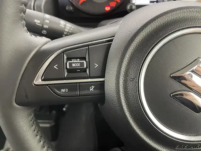 スズキ ジムニー シエラ JC 埼玉県 2023(令5)年 0.8万km ピュアホワイトP 4WD/5MT/社外オーディオ/ CD Bluetooth USB/スズキセーフティーサポート/デュアルセンサーブレーキサポート/レーンキープアシスト/アダプティブクルーズコントロール/先行車発進お知らせ機能/LEDオートライト/ETC