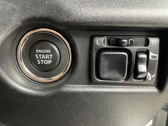 スズキ ジムニー シエラ JC 埼玉県 2023(令5)年 0.8万km ピュアホワイトP 4WD/5MT/社外オーディオ/ CD Bluetooth USB/スズキセーフティーサポート/デュアルセンサーブレーキサポート/レーンキープアシスト/アダプティブクルーズコントロール/先行車発進お知らせ機能/LEDオートライト/ETC