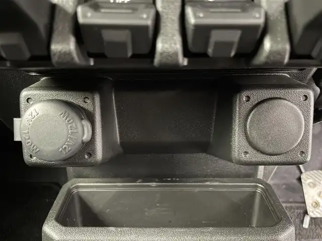 スズキ ジムニー シエラ JC 埼玉県 2023(令5)年 0.8万km ピュアホワイトP 4WD/5MT/社外オーディオ/ CD Bluetooth USB/スズキセーフティーサポート/デュアルセンサーブレーキサポート/レーンキープアシスト/アダプティブクルーズコントロール/先行車発進お知らせ機能/LEDオートライト/ETC