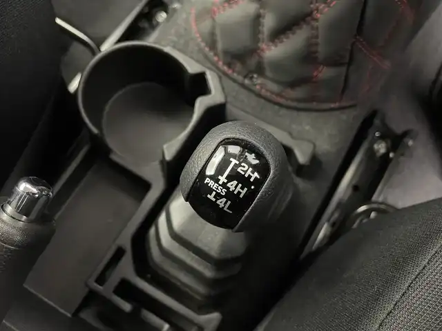 スズキ ジムニー シエラ JC 埼玉県 2023(令5)年 0.8万km ピュアホワイトP 4WD/5MT/社外オーディオ/ CD Bluetooth USB/スズキセーフティーサポート/デュアルセンサーブレーキサポート/レーンキープアシスト/アダプティブクルーズコントロール/先行車発進お知らせ機能/LEDオートライト/ETC