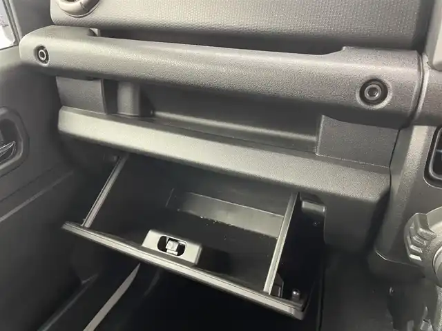 スズキ ジムニー シエラ JC 埼玉県 2023(令5)年 0.8万km ピュアホワイトP 4WD/5MT/社外オーディオ/ CD Bluetooth USB/スズキセーフティーサポート/デュアルセンサーブレーキサポート/レーンキープアシスト/アダプティブクルーズコントロール/先行車発進お知らせ機能/LEDオートライト/ETC