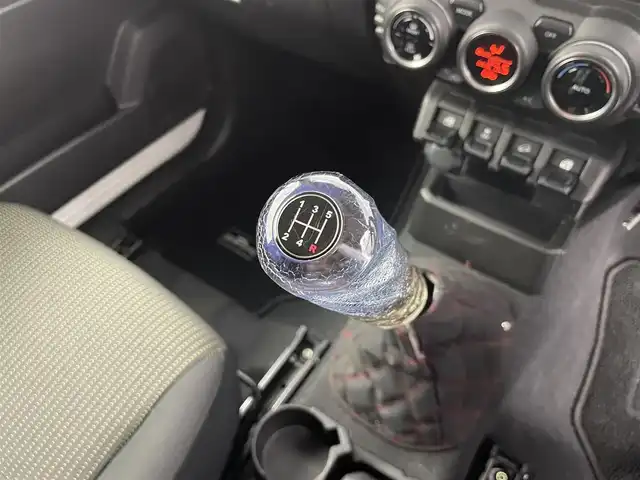 スズキ ジムニー シエラ JC 埼玉県 2023(令5)年 0.8万km ピュアホワイトP 4WD/5MT/社外オーディオ/ CD Bluetooth USB/スズキセーフティーサポート/デュアルセンサーブレーキサポート/レーンキープアシスト/アダプティブクルーズコントロール/先行車発進お知らせ機能/LEDオートライト/ETC