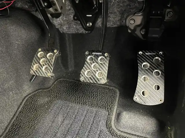 スズキ ジムニー シエラ JC 埼玉県 2023(令5)年 0.8万km ピュアホワイトP 4WD/5MT/社外オーディオ/ CD Bluetooth USB/スズキセーフティーサポート/デュアルセンサーブレーキサポート/レーンキープアシスト/アダプティブクルーズコントロール/先行車発進お知らせ機能/LEDオートライト/ETC