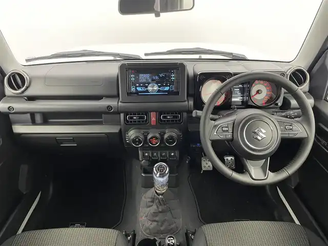 スズキ ジムニー シエラ JC 埼玉県 2023(令5)年 0.8万km ピュアホワイトP 4WD/5MT/社外オーディオ/ CD Bluetooth USB/スズキセーフティーサポート/デュアルセンサーブレーキサポート/レーンキープアシスト/アダプティブクルーズコントロール/先行車発進お知らせ機能/LEDオートライト/ETC