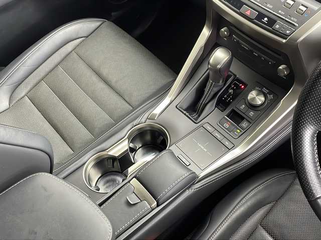 レクサス ＮＸ 300h Fスポーツ 愛知県 2020(令2)年 5.7万km ホワイトノーヴァガラスフレーク パノラマルーフ/三眼LEDヘッドライト/パノラミックビューモニター/純正ナビ/【Bluetooth/フルセグTV/USB/CD/DVD】/衝突被害軽減ブレーキ/コーナーセンサー/ブラインドスポットモニター/レーンアシスト/レーダークルーズコントロール/パドルシフト/ステアリングヒーター/黒革シート/メモリーシート/パワーシート/ベンチレーション（D/N）/シートヒーター（D/N）/電動リアゲート/前後ドライブレコーダー/プッシュスタート/スマートキー/カードキー/スペアキー/オートマチックハイビーム/電動格納ミラー/純正18インチアルミホイール