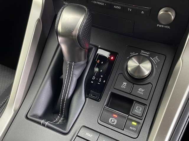 レクサス ＮＸ 300h Fスポーツ 愛知県 2020(令2)年 5.7万km ホワイトノーヴァガラスフレーク パノラマルーフ/三眼LEDヘッドライト/パノラミックビューモニター/純正ナビ/【Bluetooth/フルセグTV/USB/CD/DVD】/衝突被害軽減ブレーキ/コーナーセンサー/ブラインドスポットモニター/レーンアシスト/レーダークルーズコントロール/パドルシフト/ステアリングヒーター/黒革シート/メモリーシート/パワーシート/ベンチレーション（D/N）/シートヒーター（D/N）/電動リアゲート/前後ドライブレコーダー/プッシュスタート/スマートキー/カードキー/スペアキー/オートマチックハイビーム/電動格納ミラー/純正18インチアルミホイール