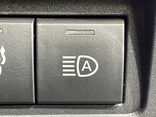 トヨタ ヤリスクロス ハイブリッド Z アドベンチャー 神奈川県 2023(令5)年 2.3万km ブラックマイカ/プラチナホワイトパールマイカ 純正ディスプレイオーディオ/USB　Bluetooth　AM FM　Miracast/バックカメラ/シルバールーフレール/ヘッドアップディスプレイ/AC100V1500W/セーフティセンス/レーダークルーズコントロール/プリクラッシュセーフティ/レーントレーシングアシスト/オートハイビーム/先行車発進お知らせ/リヤシートマインダー/後退速度抑制/ロードサインアシスト/前後ソナー/ハーフレザーシート/運転席パワーシート/前席シートヒーター/革巻きステアリング/ステアリングヒーター/前席USB電源ソケット/純正ビルトインETC/DRIVE/EVMODE/電動パーキングブレーキ/オートブレーキホールド/プッシュスタート/スマートキー/純正リアスポイラー/純正18インチアルミホイール/LEDヘッドランプ/オートライト/スペアキー