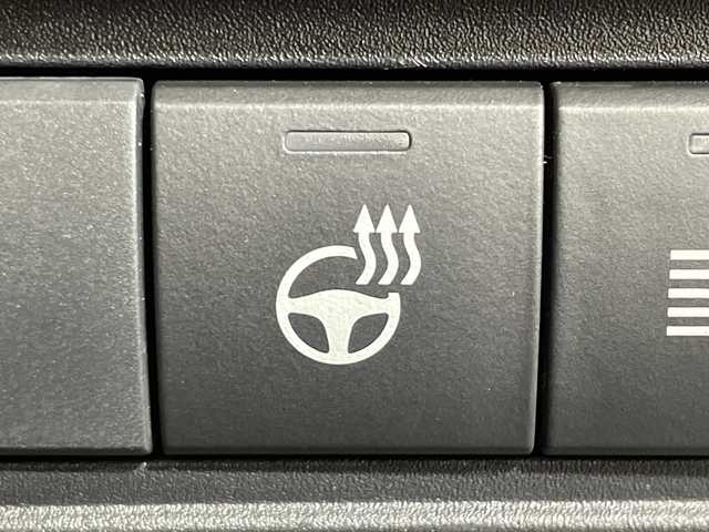 トヨタ ヤリスクロス ハイブリッド Z アドベンチャー 神奈川県 2023(令5)年 2.3万km ブラックマイカ/プラチナホワイトパールマイカ 純正ディスプレイオーディオ/USB　Bluetooth　AM FM　Miracast/バックカメラ/シルバールーフレール/ヘッドアップディスプレイ/AC100V1500W/セーフティセンス/レーダークルーズコントロール/プリクラッシュセーフティ/レーントレーシングアシスト/オートハイビーム/先行車発進お知らせ/リヤシートマインダー/後退速度抑制/ロードサインアシスト/前後ソナー/ハーフレザーシート/運転席パワーシート/前席シートヒーター/革巻きステアリング/ステアリングヒーター/前席USB電源ソケット/純正ビルトインETC/DRIVE/EVMODE/電動パーキングブレーキ/オートブレーキホールド/プッシュスタート/スマートキー/純正リアスポイラー/純正18インチアルミホイール/LEDヘッドランプ/オートライト/スペアキー