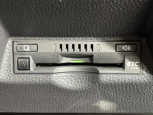 トヨタ ヤリスクロス ハイブリッド Z アドベンチャー 神奈川県 2023(令5)年 2.3万km ブラックマイカ/プラチナホワイトパールマイカ 純正ディスプレイオーディオ/USB　Bluetooth　AM FM　Miracast/バックカメラ/シルバールーフレール/ヘッドアップディスプレイ/AC100V1500W/セーフティセンス/レーダークルーズコントロール/プリクラッシュセーフティ/レーントレーシングアシスト/オートハイビーム/先行車発進お知らせ/リヤシートマインダー/後退速度抑制/ロードサインアシスト/前後ソナー/ハーフレザーシート/運転席パワーシート/前席シートヒーター/革巻きステアリング/ステアリングヒーター/前席USB電源ソケット/純正ビルトインETC/DRIVE/EVMODE/電動パーキングブレーキ/オートブレーキホールド/プッシュスタート/スマートキー/純正リアスポイラー/純正18インチアルミホイール/LEDヘッドランプ/オートライト/スペアキー