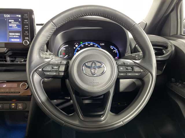 トヨタ ヤリスクロス ハイブリッド Z アドベンチャー 神奈川県 2023(令5)年 2.3万km ブラックマイカ/プラチナホワイトパールマイカ 純正ディスプレイオーディオ/USB　Bluetooth　AM FM　Miracast/バックカメラ/シルバールーフレール/ヘッドアップディスプレイ/AC100V1500W/セーフティセンス/レーダークルーズコントロール/プリクラッシュセーフティ/レーントレーシングアシスト/オートハイビーム/先行車発進お知らせ/リヤシートマインダー/後退速度抑制/ロードサインアシスト/前後ソナー/ハーフレザーシート/運転席パワーシート/前席シートヒーター/革巻きステアリング/ステアリングヒーター/前席USB電源ソケット/純正ビルトインETC/DRIVE/EVMODE/電動パーキングブレーキ/オートブレーキホールド/プッシュスタート/スマートキー/純正リアスポイラー/純正18インチアルミホイール/LEDヘッドランプ/オートライト/スペアキー