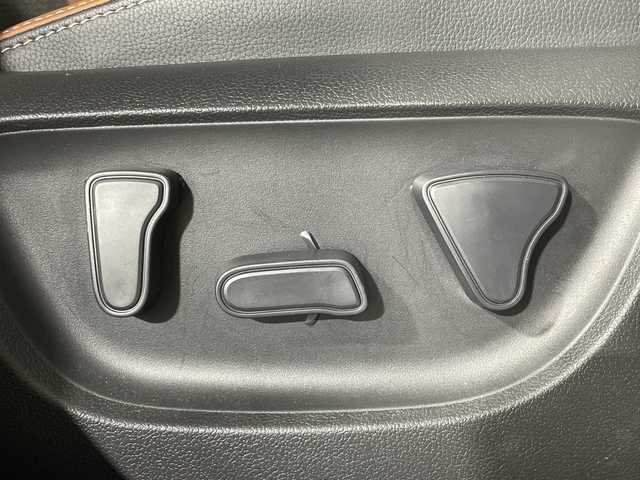 トヨタ ヤリスクロス ハイブリッド Z アドベンチャー 神奈川県 2023(令5)年 2.3万km ブラックマイカ/プラチナホワイトパールマイカ 純正ディスプレイオーディオ/USB　Bluetooth　AM FM　Miracast/バックカメラ/シルバールーフレール/ヘッドアップディスプレイ/AC100V1500W/セーフティセンス/レーダークルーズコントロール/プリクラッシュセーフティ/レーントレーシングアシスト/オートハイビーム/先行車発進お知らせ/リヤシートマインダー/後退速度抑制/ロードサインアシスト/前後ソナー/ハーフレザーシート/運転席パワーシート/前席シートヒーター/革巻きステアリング/ステアリングヒーター/前席USB電源ソケット/純正ビルトインETC/DRIVE/EVMODE/電動パーキングブレーキ/オートブレーキホールド/プッシュスタート/スマートキー/純正リアスポイラー/純正18インチアルミホイール/LEDヘッドランプ/オートライト/スペアキー