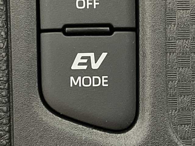 トヨタ ヤリスクロス ハイブリッド Z アドベンチャー 神奈川県 2023(令5)年 2.3万km ブラックマイカ/プラチナホワイトパールマイカ 純正ディスプレイオーディオ/USB　Bluetooth　AM FM　Miracast/バックカメラ/シルバールーフレール/ヘッドアップディスプレイ/AC100V1500W/セーフティセンス/レーダークルーズコントロール/プリクラッシュセーフティ/レーントレーシングアシスト/オートハイビーム/先行車発進お知らせ/リヤシートマインダー/後退速度抑制/ロードサインアシスト/前後ソナー/ハーフレザーシート/運転席パワーシート/前席シートヒーター/革巻きステアリング/ステアリングヒーター/前席USB電源ソケット/純正ビルトインETC/DRIVE/EVMODE/電動パーキングブレーキ/オートブレーキホールド/プッシュスタート/スマートキー/純正リアスポイラー/純正18インチアルミホイール/LEDヘッドランプ/オートライト/スペアキー