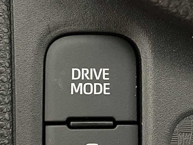 トヨタ ヤリスクロス ハイブリッド Z アドベンチャー 神奈川県 2023(令5)年 2.3万km ブラックマイカ/プラチナホワイトパールマイカ 純正ディスプレイオーディオ/USB　Bluetooth　AM FM　Miracast/バックカメラ/シルバールーフレール/ヘッドアップディスプレイ/AC100V1500W/セーフティセンス/レーダークルーズコントロール/プリクラッシュセーフティ/レーントレーシングアシスト/オートハイビーム/先行車発進お知らせ/リヤシートマインダー/後退速度抑制/ロードサインアシスト/前後ソナー/ハーフレザーシート/運転席パワーシート/前席シートヒーター/革巻きステアリング/ステアリングヒーター/前席USB電源ソケット/純正ビルトインETC/DRIVE/EVMODE/電動パーキングブレーキ/オートブレーキホールド/プッシュスタート/スマートキー/純正リアスポイラー/純正18インチアルミホイール/LEDヘッドランプ/オートライト/スペアキー