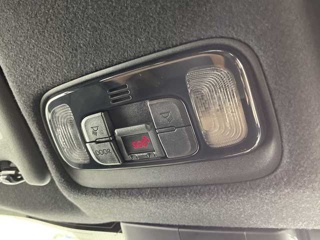 トヨタ ヤリスクロス ハイブリッド Z アドベンチャー 神奈川県 2023(令5)年 2.3万km ブラックマイカ/プラチナホワイトパールマイカ 純正ディスプレイオーディオ/USB　Bluetooth　AM FM　Miracast/バックカメラ/シルバールーフレール/ヘッドアップディスプレイ/AC100V1500W/セーフティセンス/レーダークルーズコントロール/プリクラッシュセーフティ/レーントレーシングアシスト/オートハイビーム/先行車発進お知らせ/リヤシートマインダー/後退速度抑制/ロードサインアシスト/前後ソナー/ハーフレザーシート/運転席パワーシート/前席シートヒーター/革巻きステアリング/ステアリングヒーター/前席USB電源ソケット/純正ビルトインETC/DRIVE/EVMODE/電動パーキングブレーキ/オートブレーキホールド/プッシュスタート/スマートキー/純正リアスポイラー/純正18インチアルミホイール/LEDヘッドランプ/オートライト/スペアキー