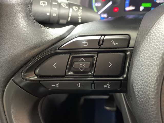 トヨタ ヤリスクロス ハイブリッド Z アドベンチャー 神奈川県 2023(令5)年 2.3万km ブラックマイカ/プラチナホワイトパールマイカ 純正ディスプレイオーディオ/USB　Bluetooth　AM FM　Miracast/バックカメラ/シルバールーフレール/ヘッドアップディスプレイ/AC100V1500W/セーフティセンス/レーダークルーズコントロール/プリクラッシュセーフティ/レーントレーシングアシスト/オートハイビーム/先行車発進お知らせ/リヤシートマインダー/後退速度抑制/ロードサインアシスト/前後ソナー/ハーフレザーシート/運転席パワーシート/前席シートヒーター/革巻きステアリング/ステアリングヒーター/前席USB電源ソケット/純正ビルトインETC/DRIVE/EVMODE/電動パーキングブレーキ/オートブレーキホールド/プッシュスタート/スマートキー/純正リアスポイラー/純正18インチアルミホイール/LEDヘッドランプ/オートライト/スペアキー