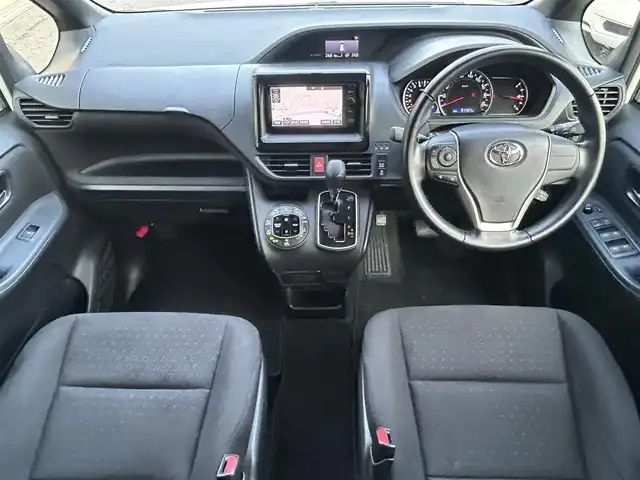 トヨタ ノア G 長崎県 2015(平27)年 9.2万km ホワイトパールクリスタルシャイン 片側パワースライドドア/ディーラーOP/SDナビ【NSZN-W64T】/・Bluetooth接続/・フルセグTV/・DVD再生/バックカメラ/クルーズコントロール/ETC/LEDオートヘッドライト/フォグライト/オートマチックハイビーム/アイドリングストップ/横すべり防止装置/ドライブレコーダー/MTモード付AT/オールオートPW/ISOFIX