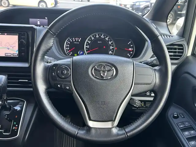 トヨタ ノア G 長崎県 2015(平27)年 9.2万km ホワイトパールクリスタルシャイン 片側パワースライドドア/ディーラーOP/SDナビ【NSZN-W64T】/・Bluetooth接続/・フルセグTV/・DVD再生/バックカメラ/クルーズコントロール/ETC/LEDオートヘッドライト/フォグライト/オートマチックハイビーム/アイドリングストップ/横すべり防止装置/ドライブレコーダー/MTモード付AT/オールオートPW/ISOFIX